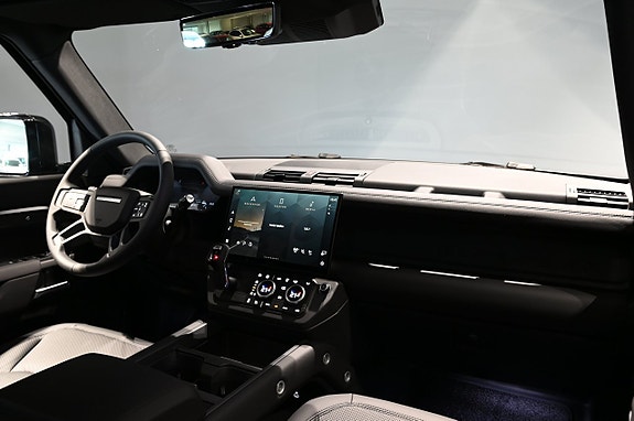 Land Rover Defender 90 14 of 28