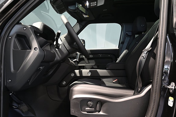 Land Rover Defender 90 15 of 28
