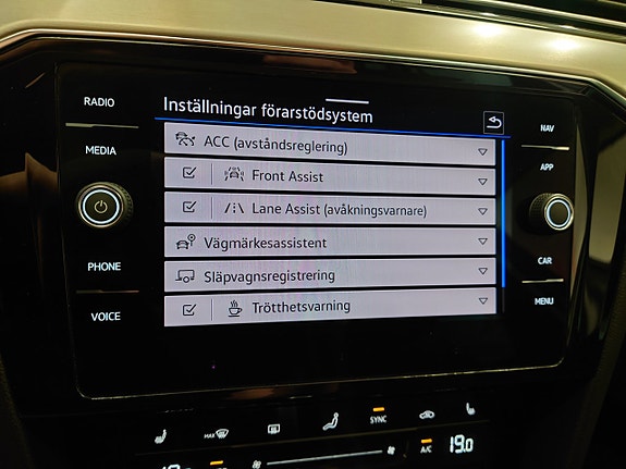 Volkswagen Passat 16 of 18