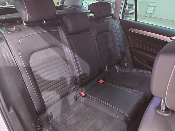 Volkswagen Passat 12 of 18