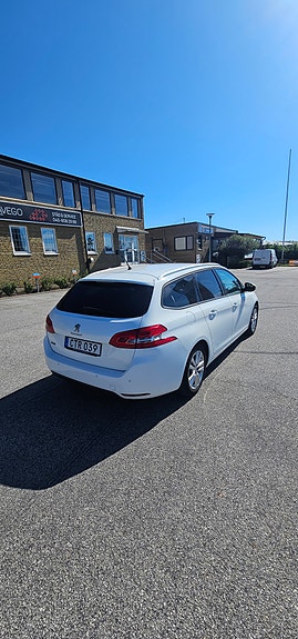 Peugeot 308 SW 2 of 4
