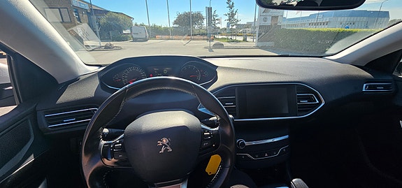Peugeot 308 SW 3 of 4