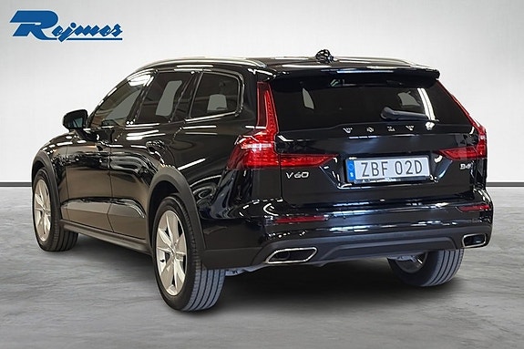 Volvo V60 Cross Country 2 of 5
