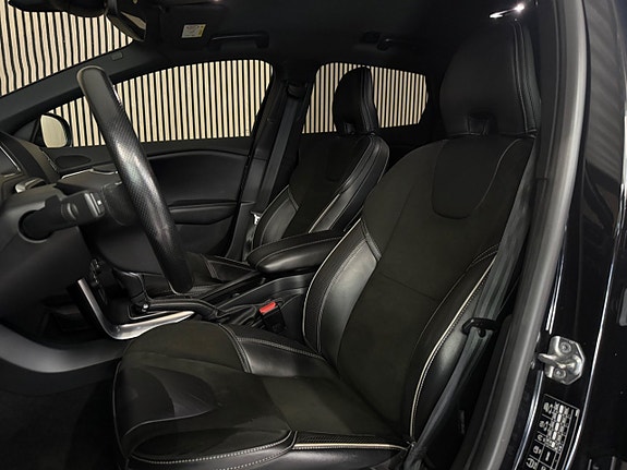 Volvo V40 11 of 17