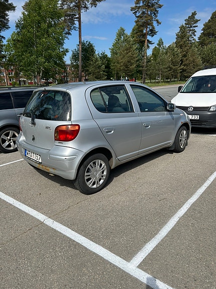 Toyota Yaris 3 of 5
