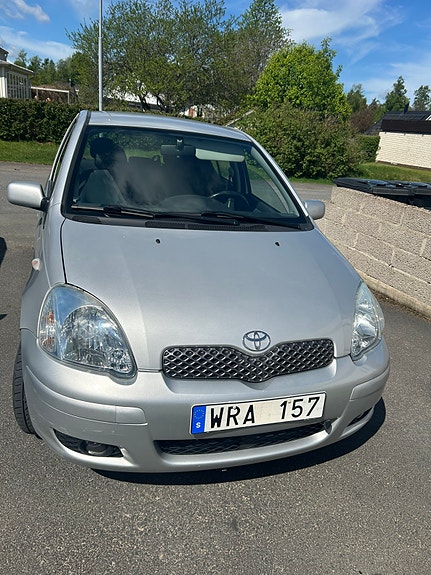 Toyota Yaris 4 of 5