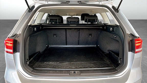 Volkswagen Passat 12 of 16