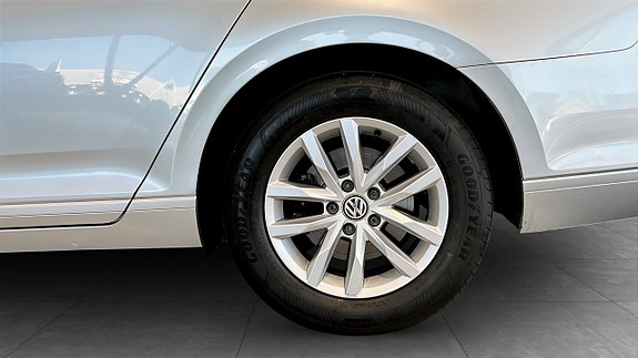 Volkswagen Passat 6 of 16