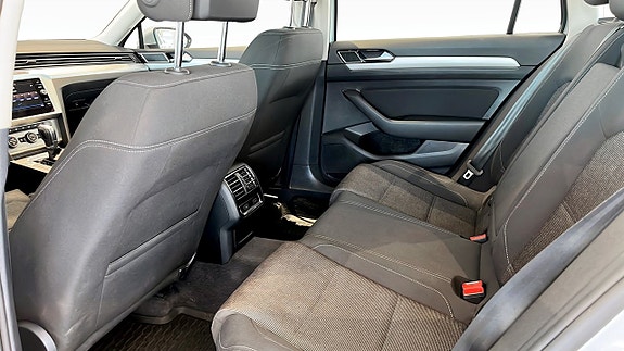 Volkswagen Passat 11 of 16