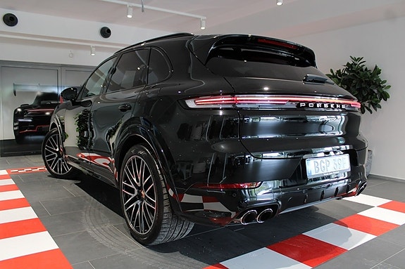 Porsche Cayenne S 2 of 5