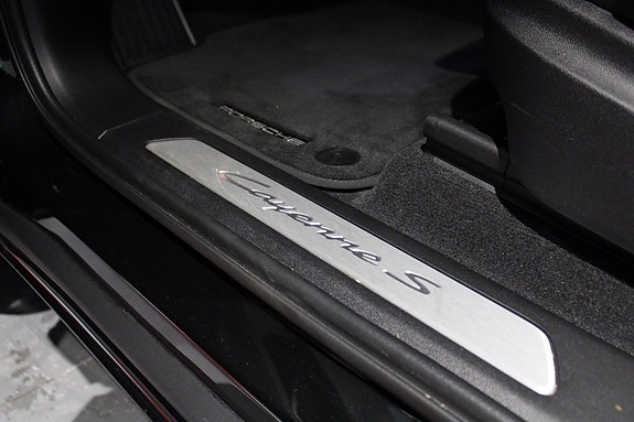 Porsche Cayenne S 11 of 24