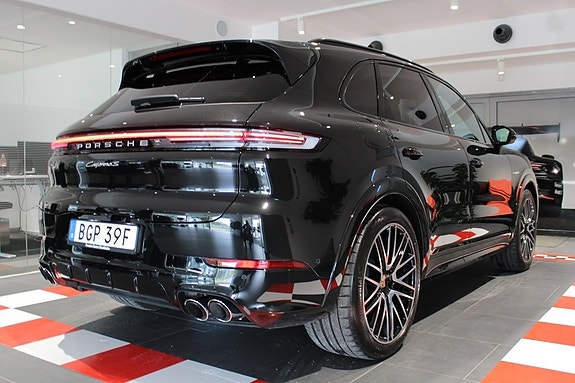 Porsche Cayenne S 4 of 5