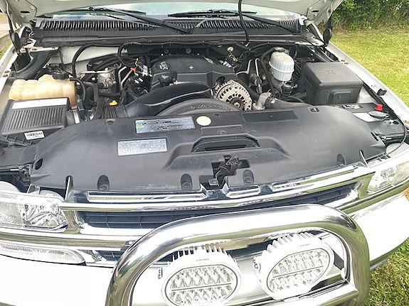 Chevrolet Suburban 4 of 5