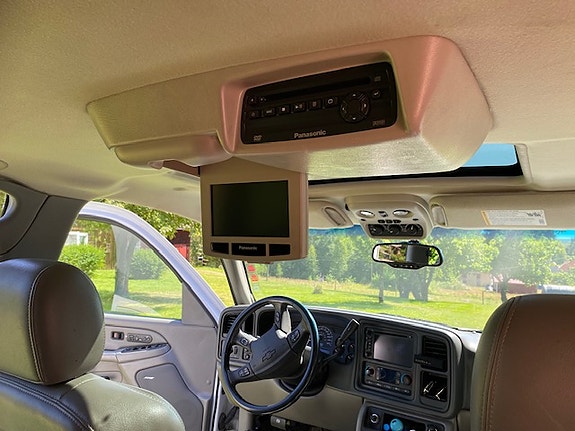Chevrolet Suburban 13 of 19