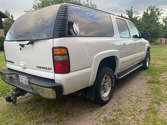 Chevrolet Suburban 3 of 5