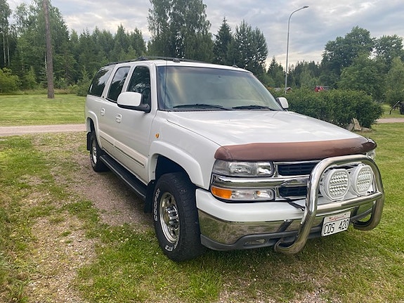Chevrolet Suburban 2 of 5