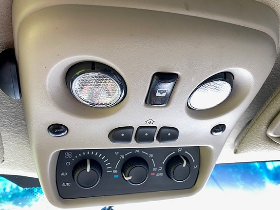 Chevrolet Suburban 16 of 19