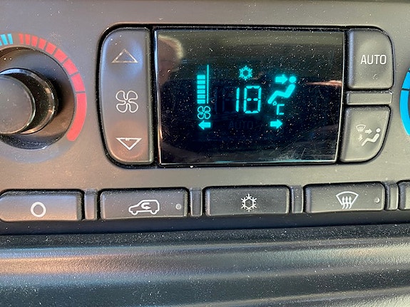 Chevrolet Suburban 15 of 19