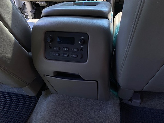 Chevrolet Suburban 14 of 19