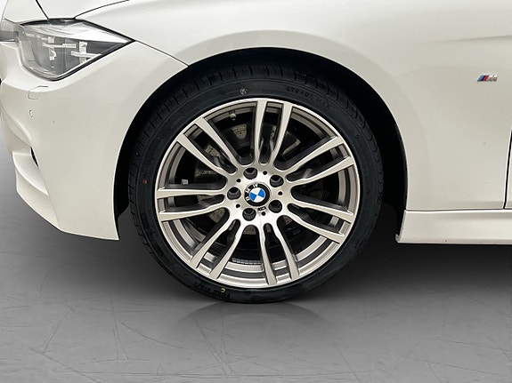 BMW 330i 28 of 30