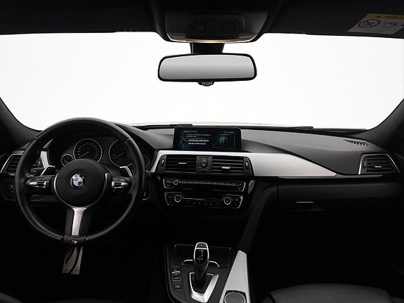 BMW 330i 13 of 30