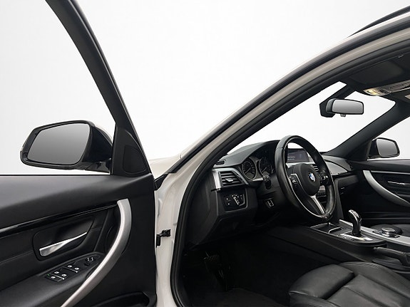 BMW 330i 11 of 30