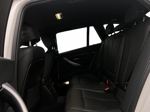 BMW 330i 25 of 30