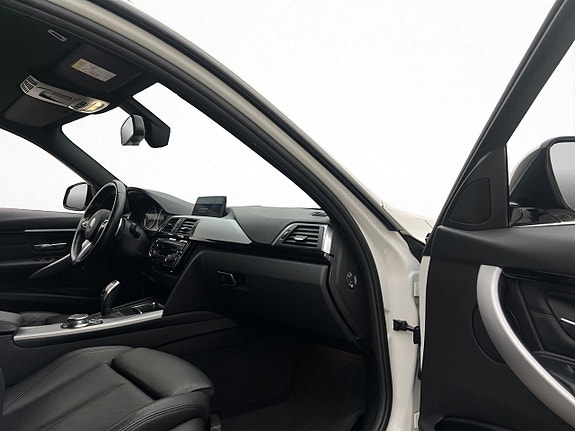 BMW 330i 24 of 30