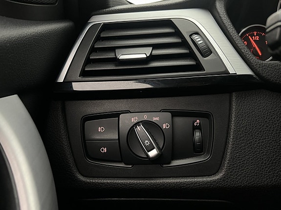 BMW 330i 15 of 30