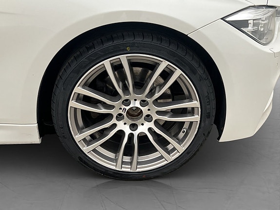 BMW 330i 29 of 30