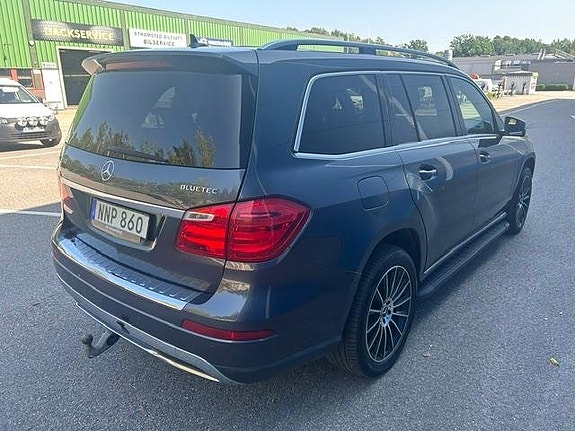 Mercedes-Benz GL350 4 of 5
