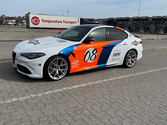 Alfa Romeo Giulia Quadrifoglio 3 of 8