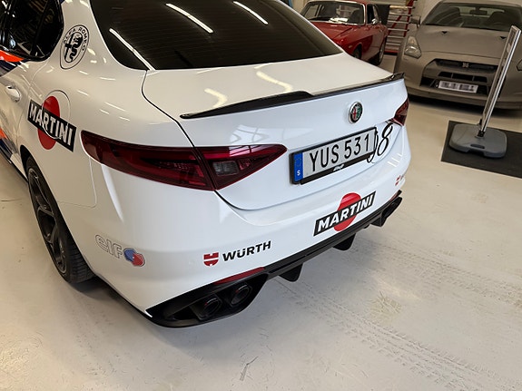 Alfa Romeo Giulia Quadrifoglio 6 of 8