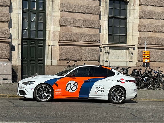 Alfa Romeo Giulia Quadrifoglio 5 of 8