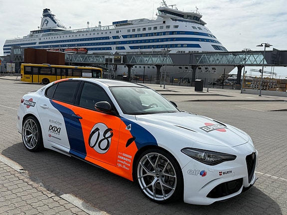 Alfa Romeo Giulia Quadrifoglio 4 of 8