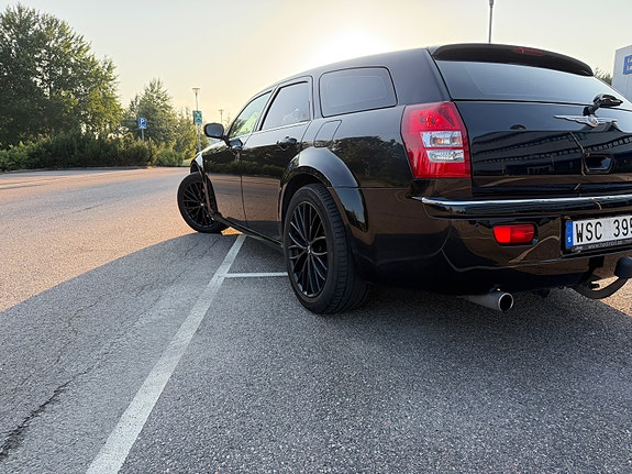 Chrysler 300C 2 of 4