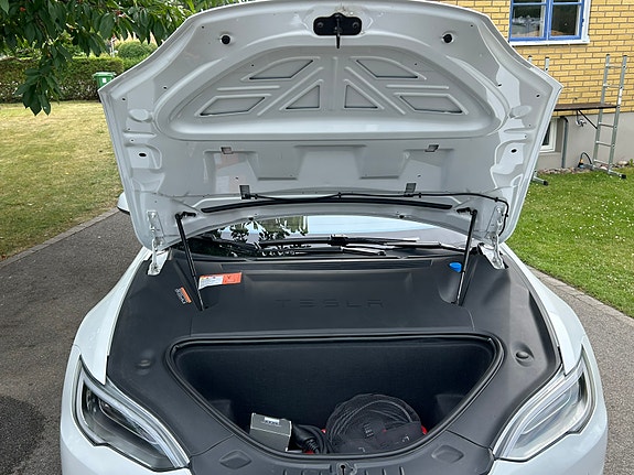 Tesla Model S 4 of 5