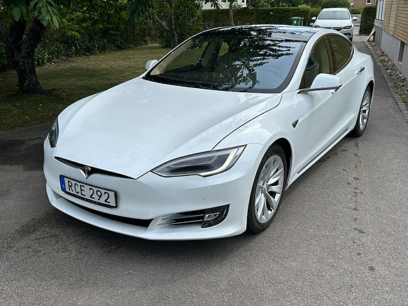 Tesla Model S 2 of 5