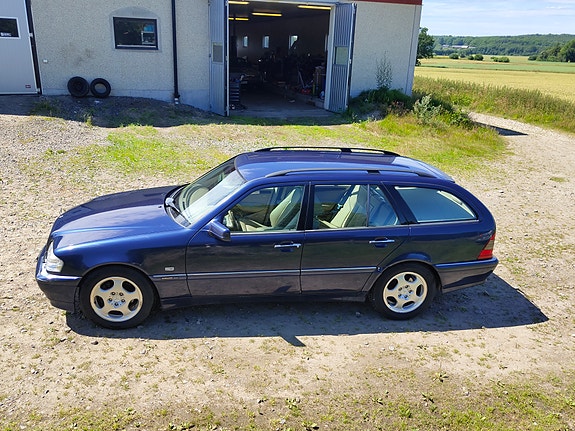 Mercedes-Benz C240 3 of 7