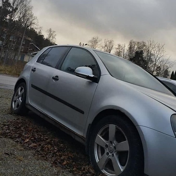 Volkswagen Golf V 2 of 8