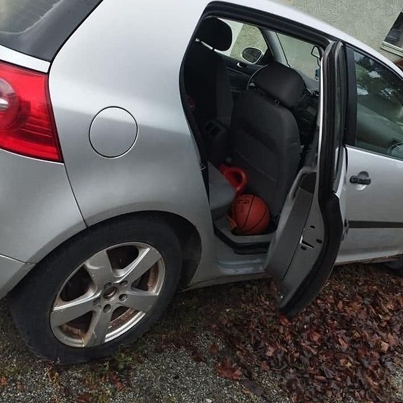 Volkswagen Golf V 5 of 8