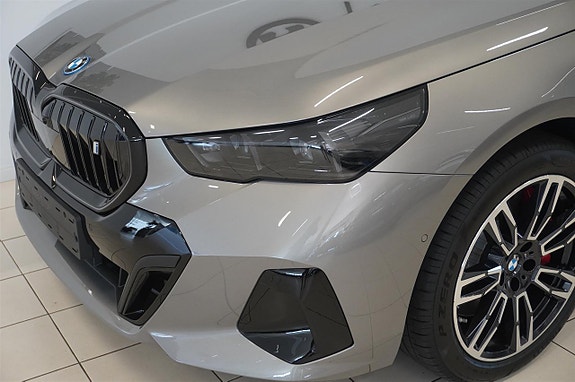 BMW i5 4 of 5