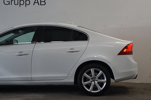 Volvo S60 4 of 5