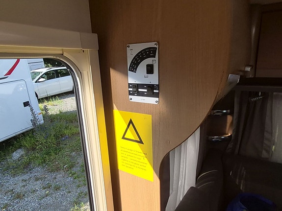 Knaus 450 FU Sport fint skick, fransk säng, mover 16 of 22
