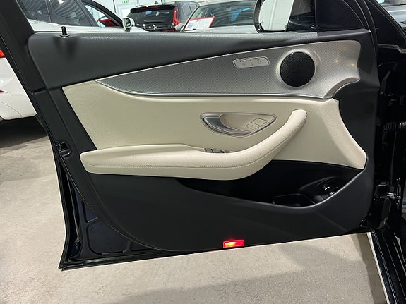 Mercedes-Benz E300 de 8 of 27