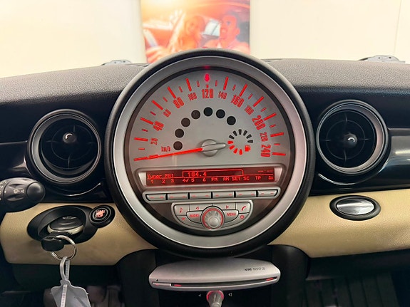 MINI Cooper 17 of 18
