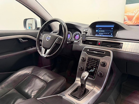 Volvo XC70 2 of 5