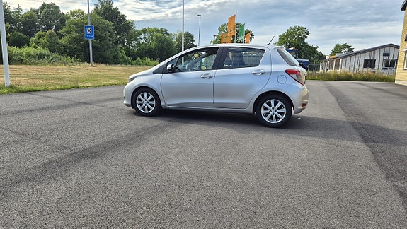 Toyota Yaris 3 of 5