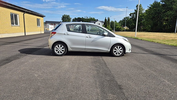 Toyota Yaris 2 of 5