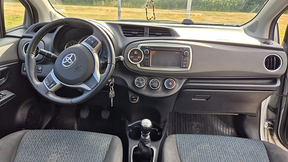 Toyota Yaris 6 of 9
